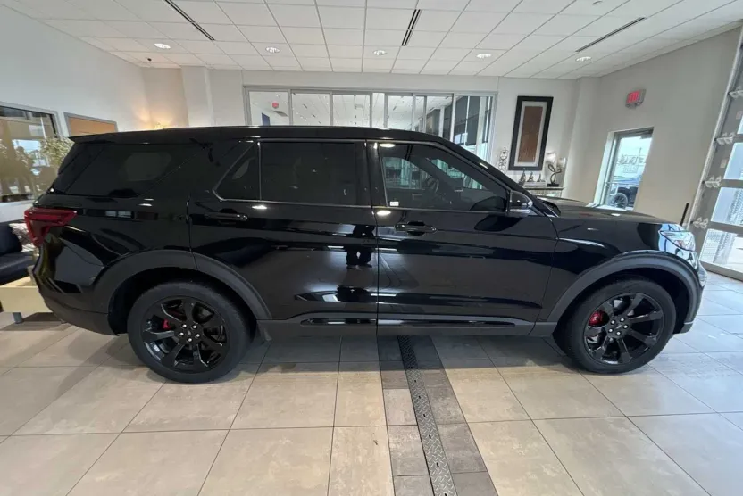 2022 Ford Explorer ST photo 1
