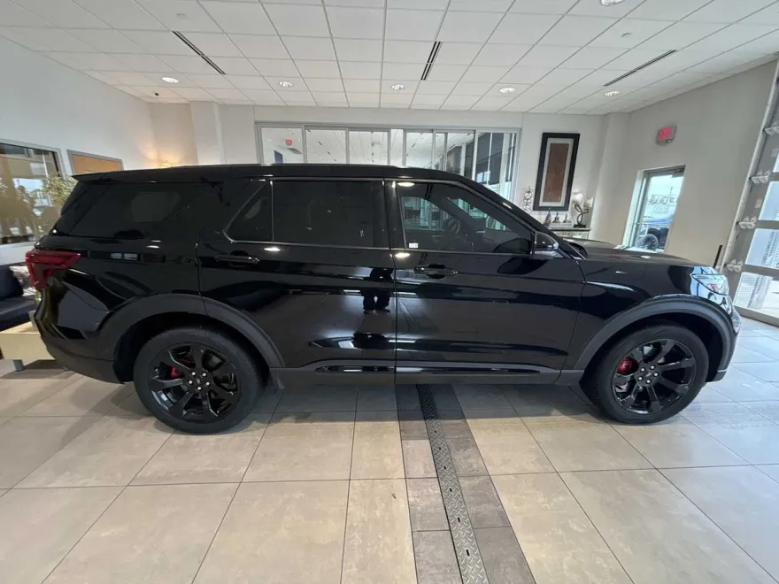 2022 Ford Explorer ST photo 1
