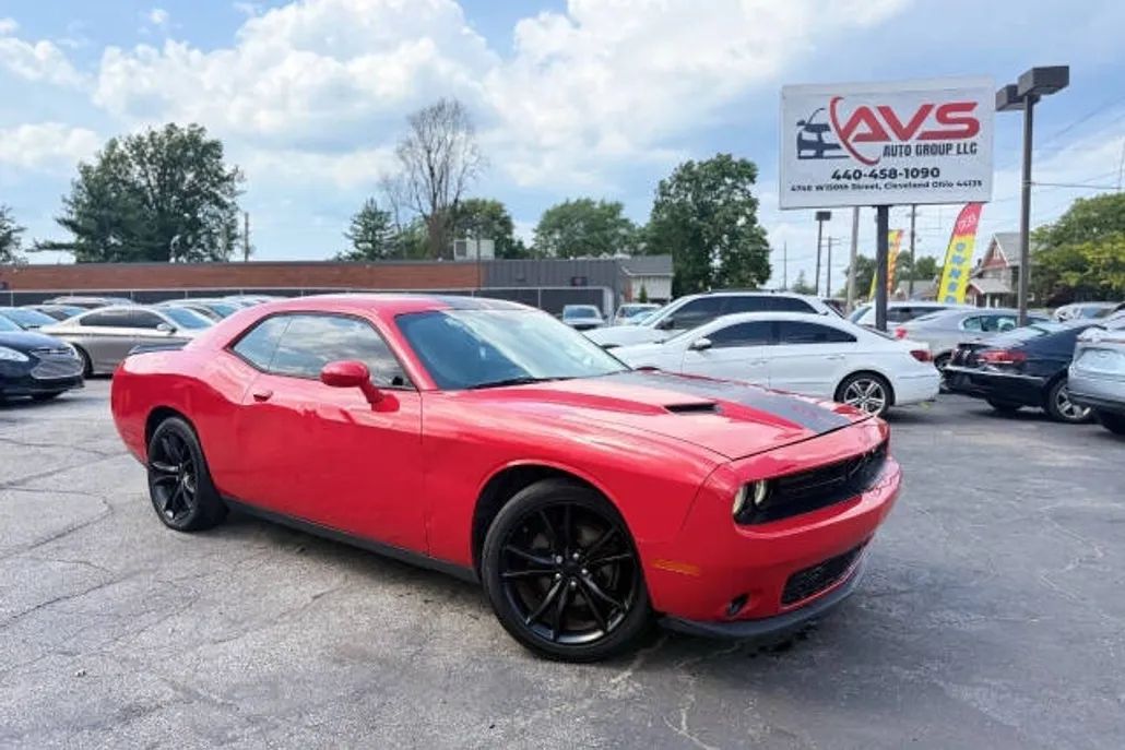 2016 Dodge Challenger SXT photo 1