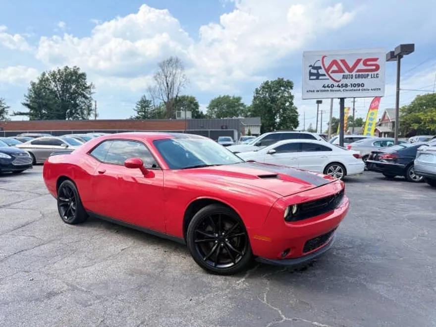2016 Dodge Challenger SXT photo 1