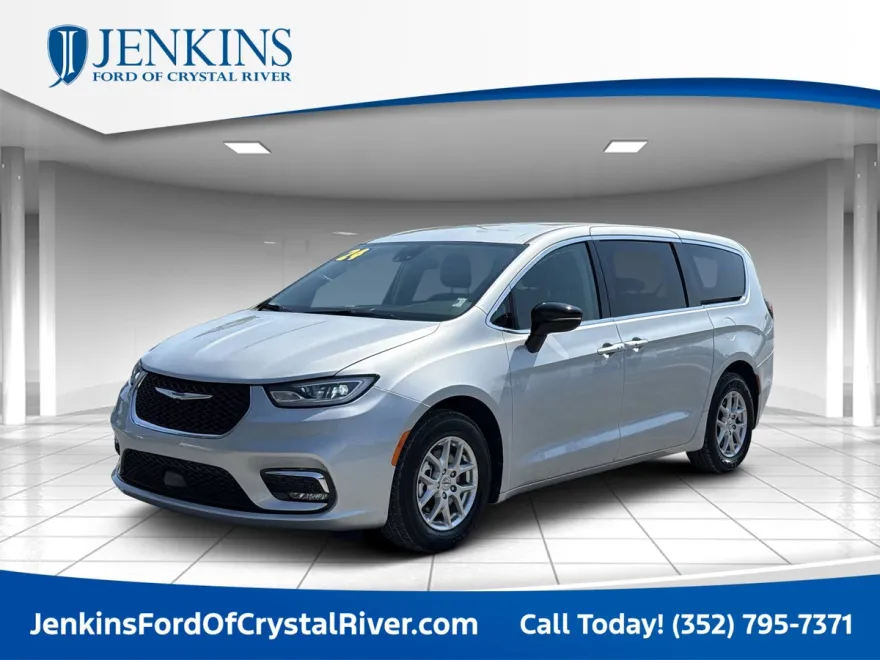 2024 Chrysler Pacifica Touring L photo 1