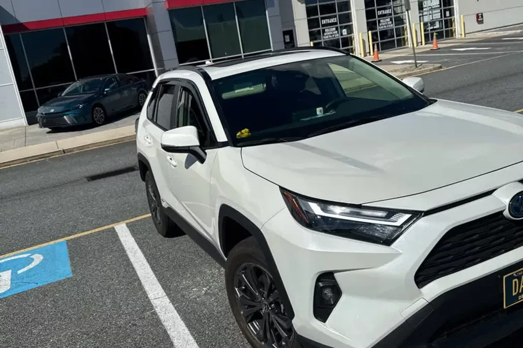2022 Toyota RAV4 Hybrid XLE Premium photo 1