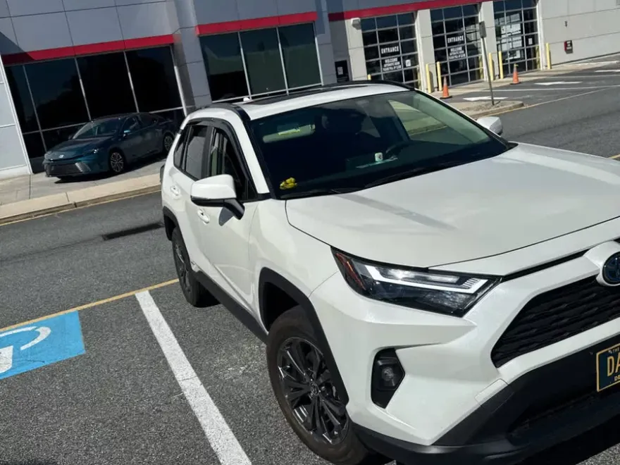 2022 Toyota RAV4 Hybrid XLE Premium photo 1