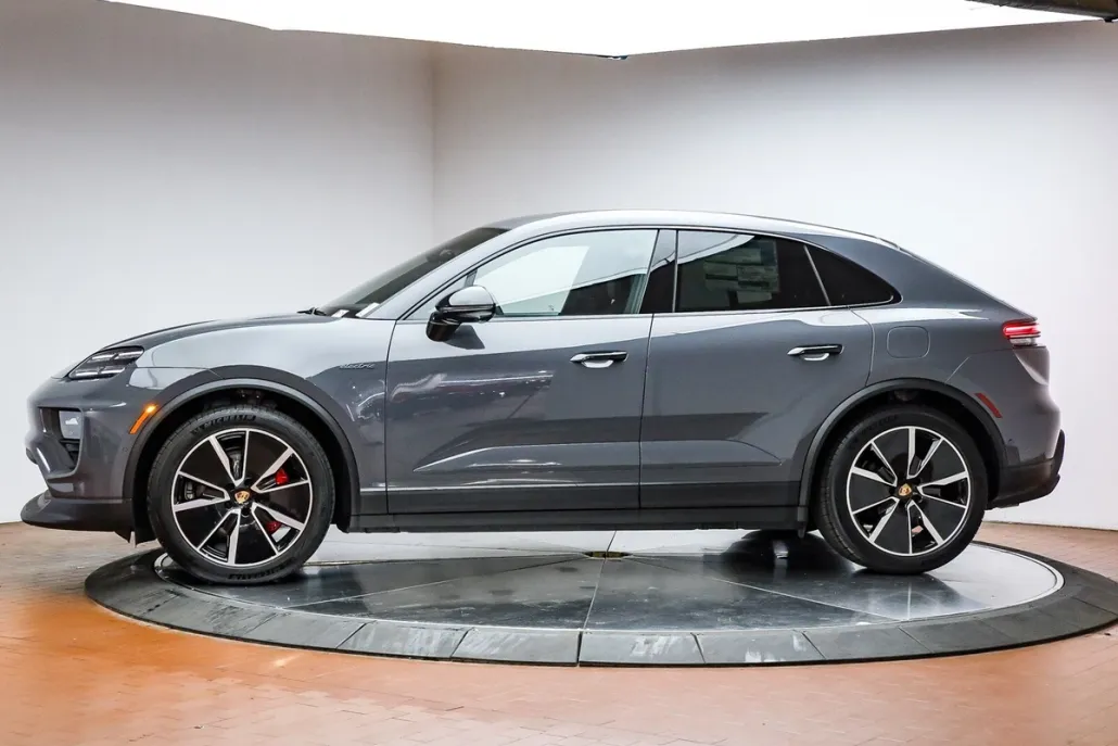 2025 Porsche Macan Electric photo 1