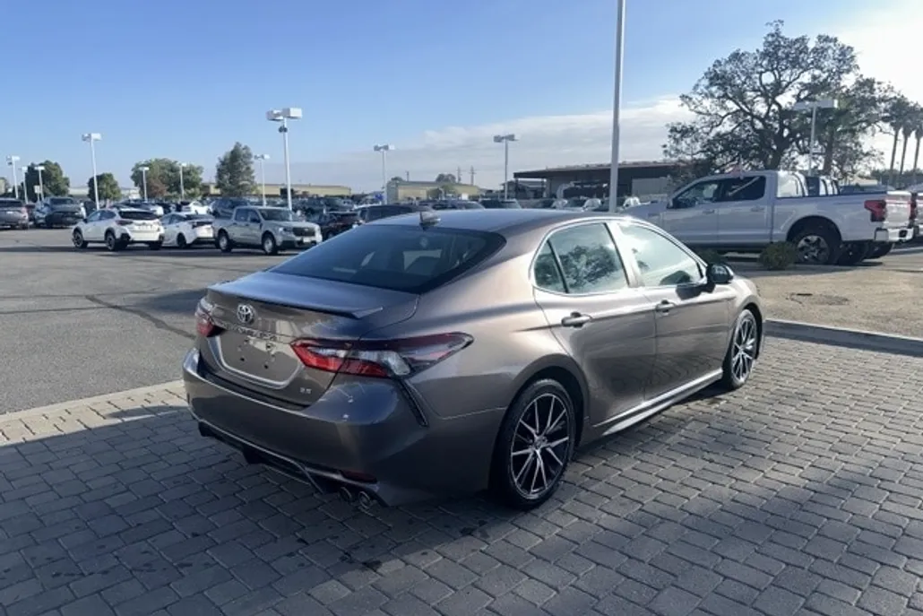 2021 Toyota Camry SE photo 1