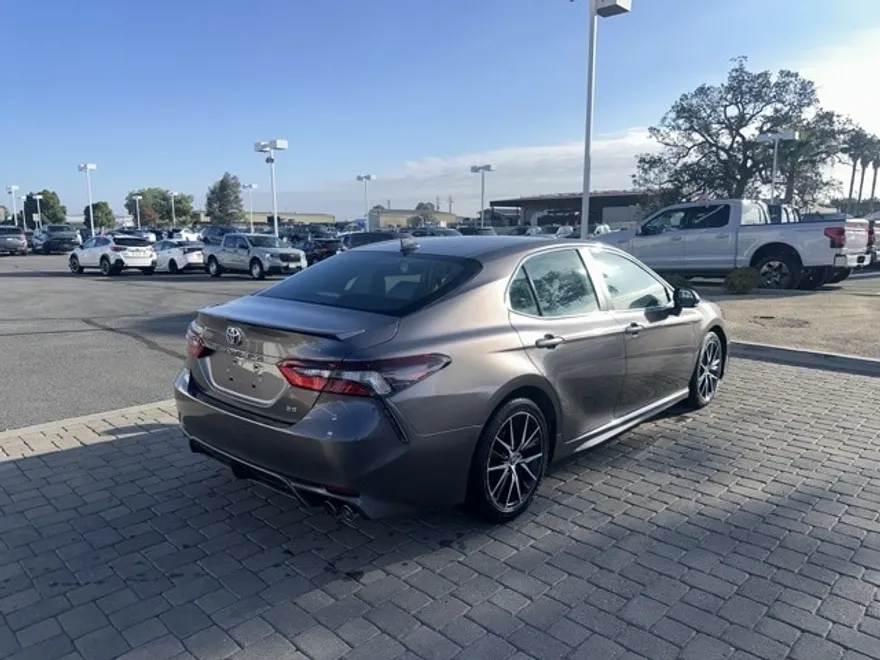 2021 Toyota Camry SE photo 1