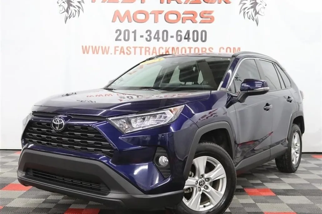 2021 Toyota RAV4 XLE photo 1