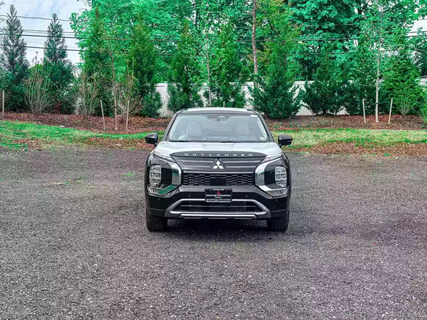 2025 Mitsubishi Outlander SE photo 1