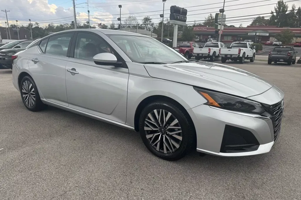 2023 Nissan Altima 2.5 SV photo 1