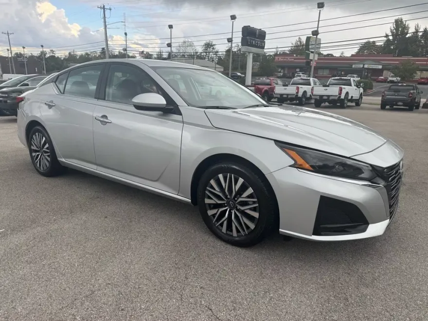 2023 Nissan Altima 2.5 SV photo 1