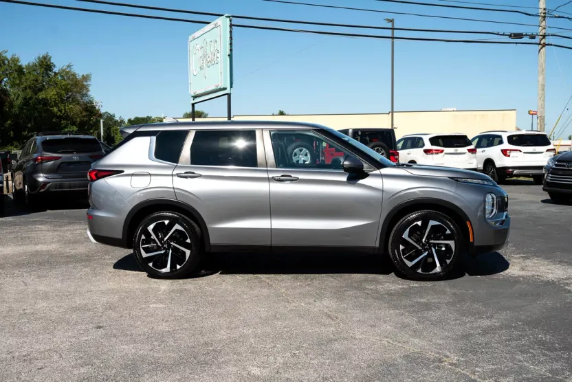 2022 Mitsubishi Outlander Black Edition LE SEL GT photo 1