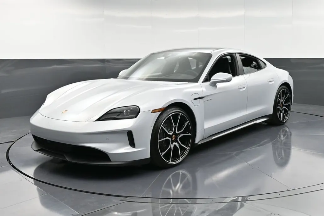 2025 Porsche Taycan photo 1