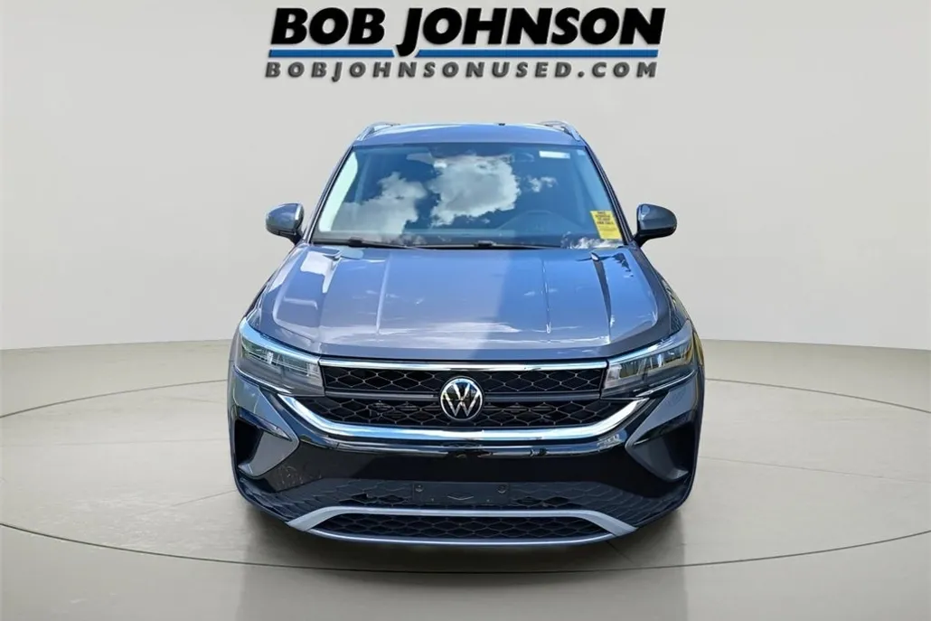 2023 Volkswagen Taos SE photo 1