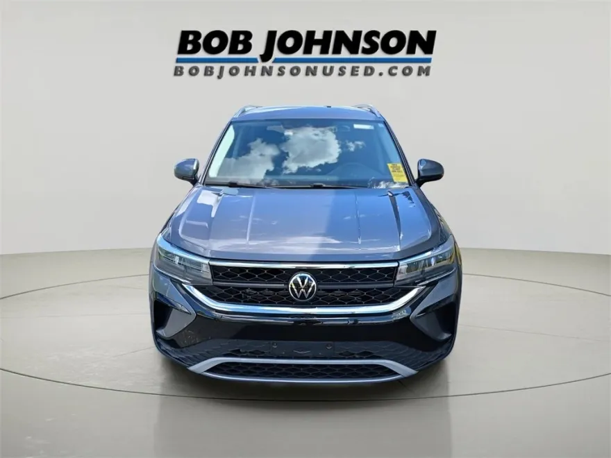 2023 Volkswagen Taos SE photo 1