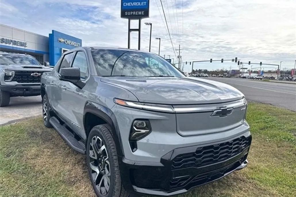 2025 Chevrolet Silverado EV RST photo 1