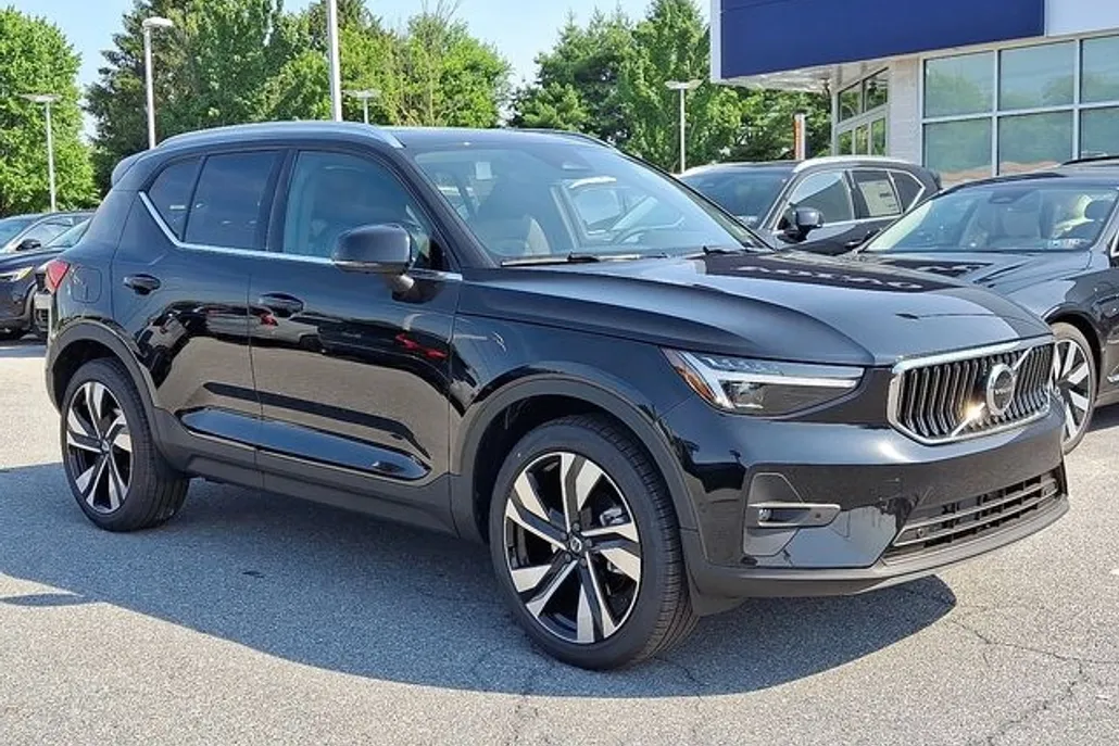 2025 Volvo XC40 Plus photo 1