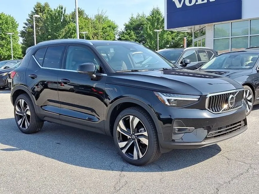 2025 Volvo XC40 Plus photo 1