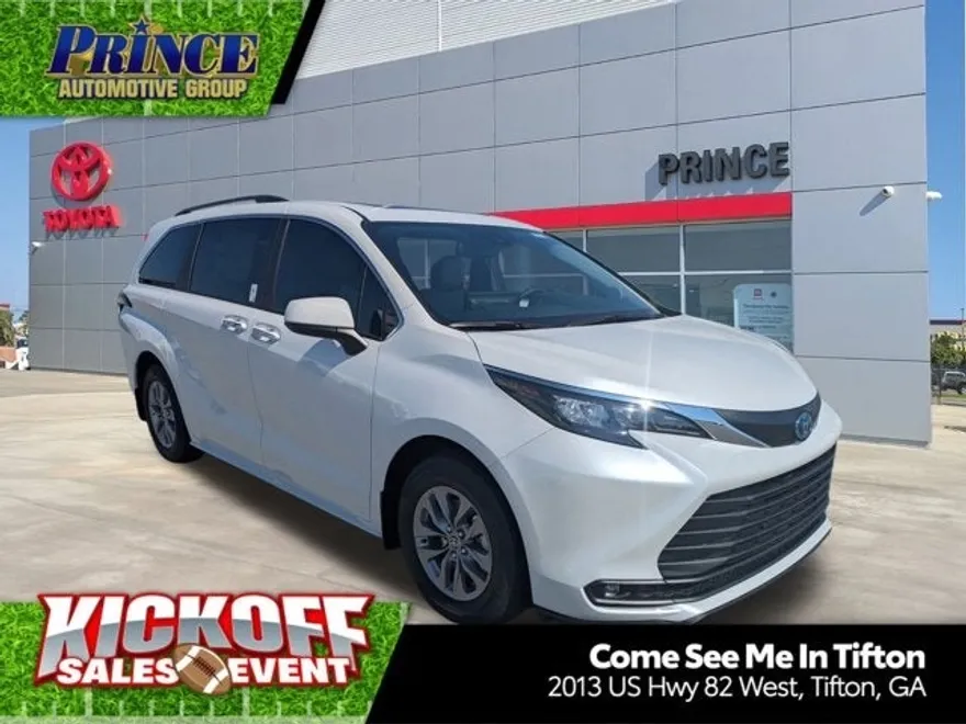 2025 Toyota Sienna XLE photo 1
