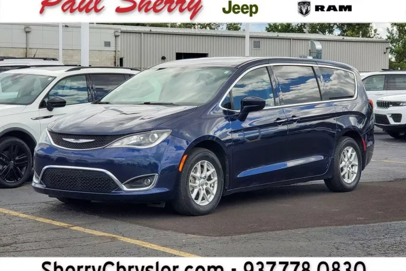 2020 Chrysler Pacifica Touring photo 1