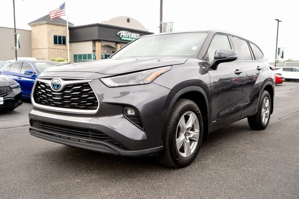 2022 Toyota Highlander Hybrid LE photo 1