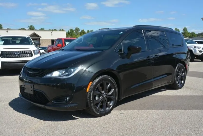 2018 Chrysler Pacifica Touring Plus photo 1