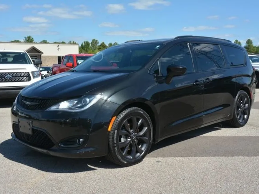 2018 Chrysler Pacifica Touring Plus photo 1