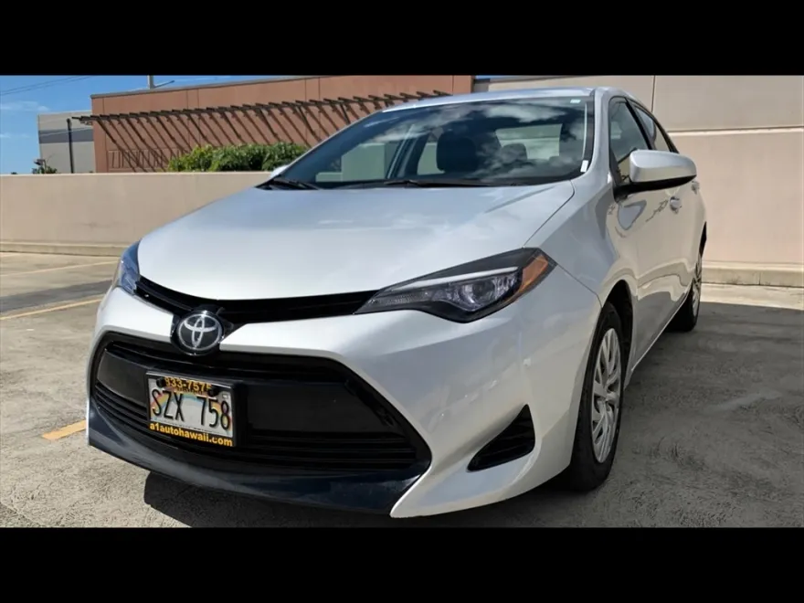 2017 Toyota Corolla LE photo 1