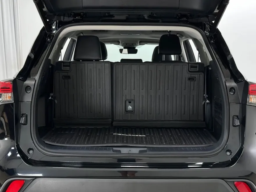 2022 Toyota Highlander XLE photo 1