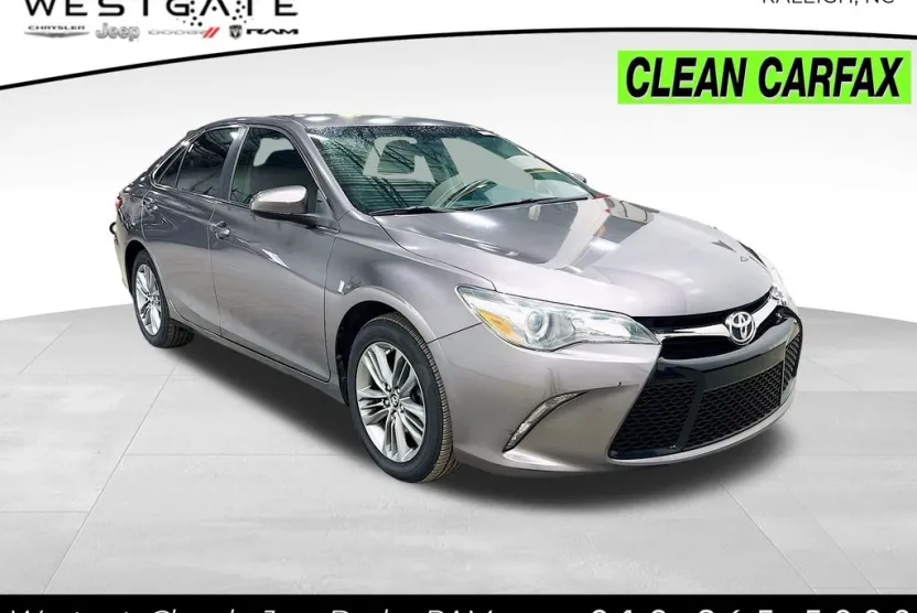 2017 Toyota Camry SE photo 1