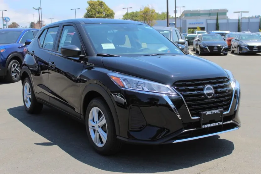 2025 Nissan Kicks Play S photo 1