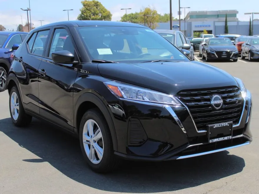 2025 Nissan Kicks Play S photo 1