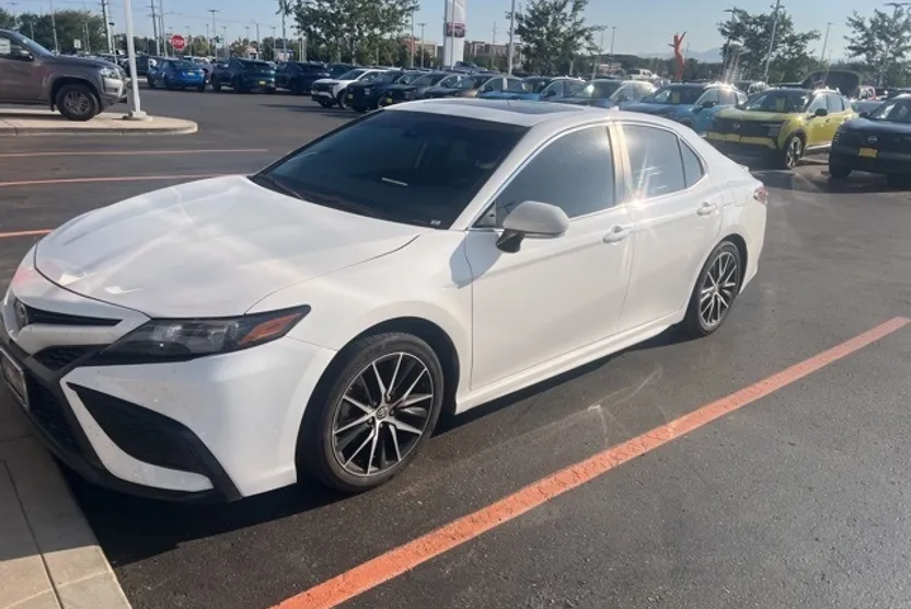 2023 Toyota Camry SE photo 1