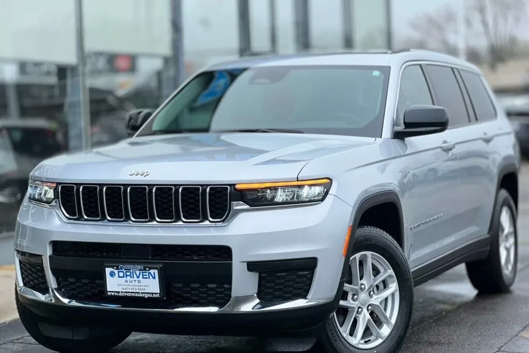 2022 Jeep Grand Cherokee Laredo photo 1