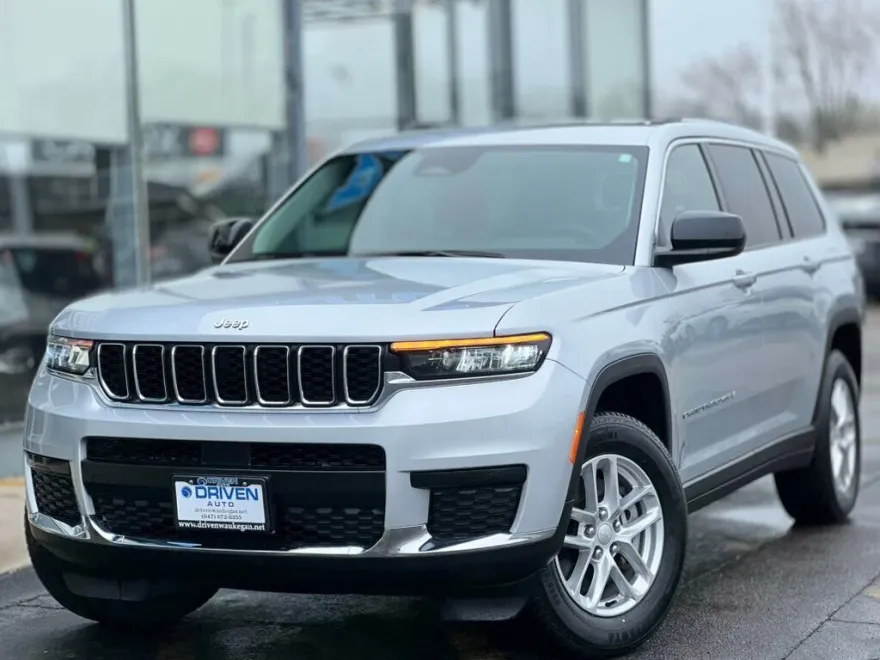 2022 Jeep Grand Cherokee Laredo photo 1