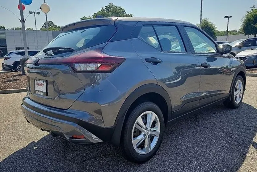 2025 Nissan Kicks Play S photo 1