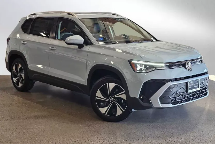2025 Volkswagen Taos SE photo 1