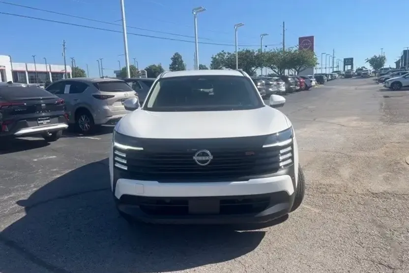 2025 Nissan Kicks SR photo 1