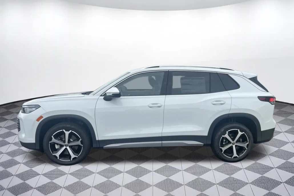 2025 Volkswagen Tiguan SE photo 1