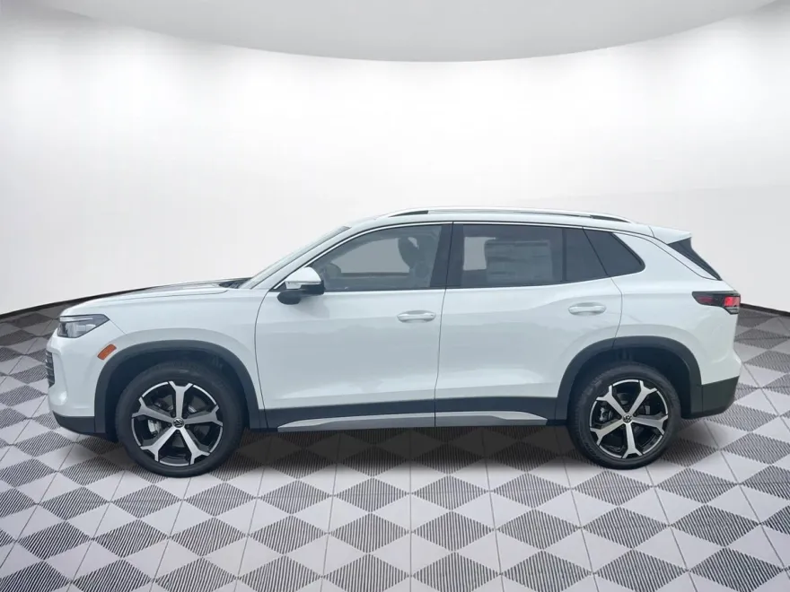 2025 Volkswagen Tiguan SE photo 1