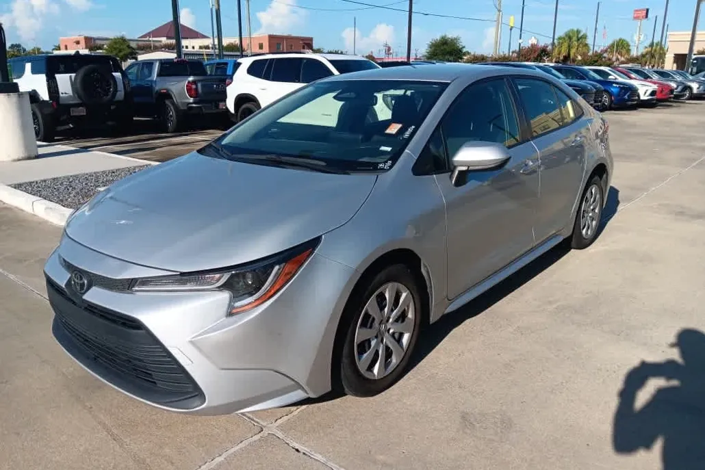 2023 Toyota Corolla LE photo 1