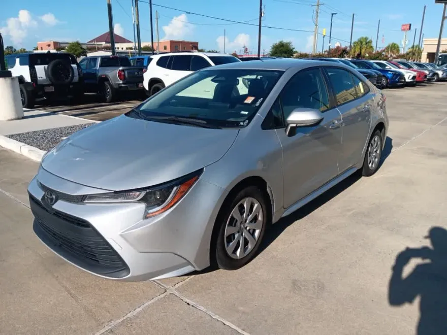 2023 Toyota Corolla LE photo 1