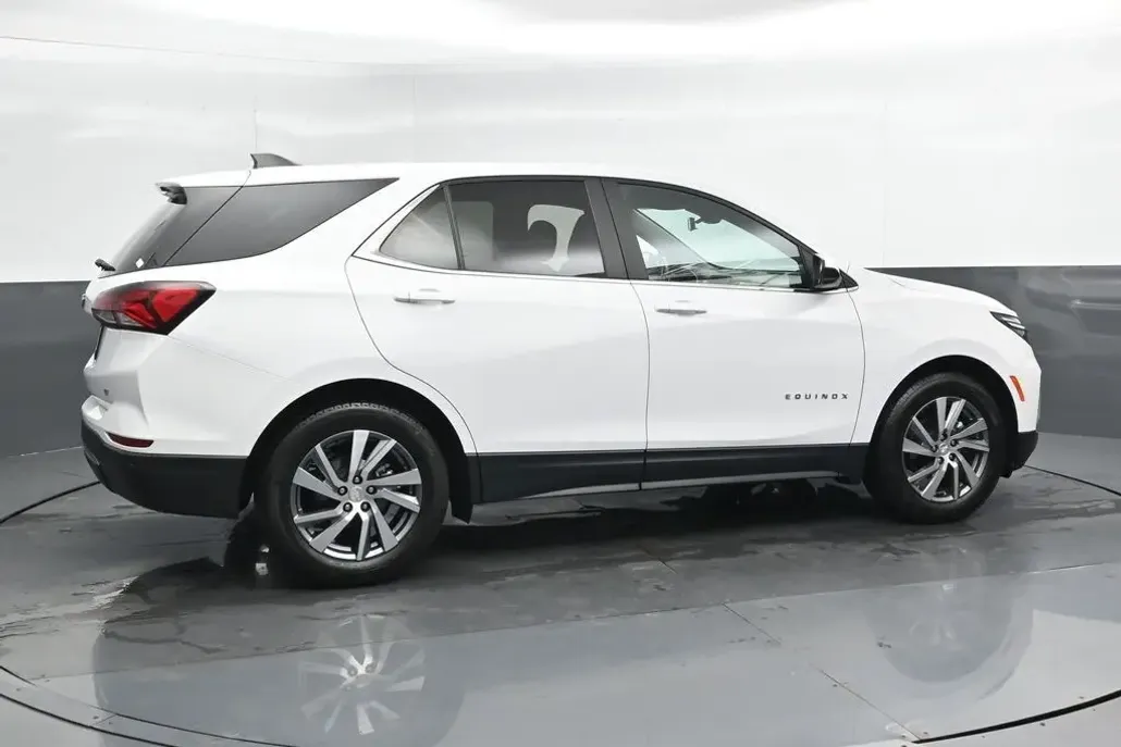 2022 Chevrolet Equinox LT photo 1