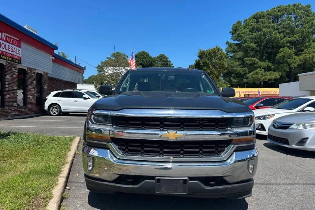 2017 Chevrolet Silverado 1500 LT photo 1