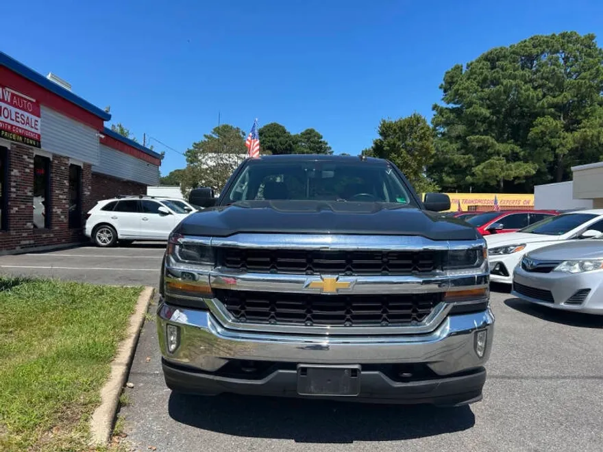 2017 Chevrolet Silverado 1500 LT photo 1