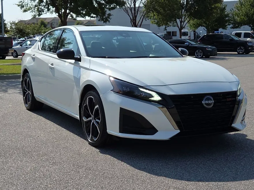 2024 Nissan Altima 2.5 SR photo 1