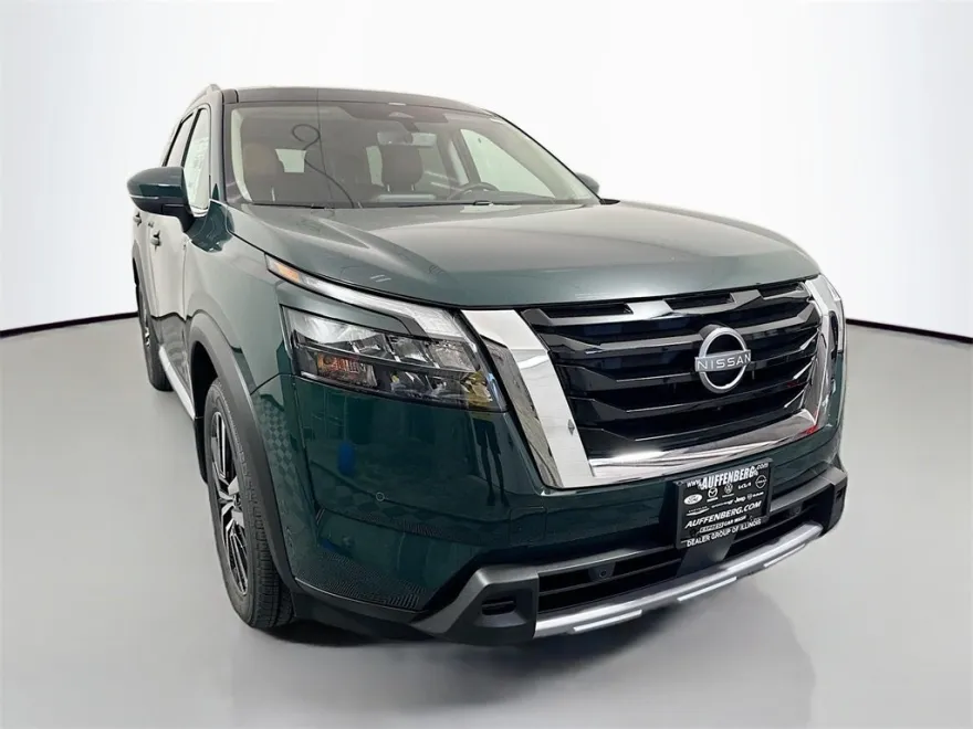 2025 Nissan Pathfinder Platinum photo 1