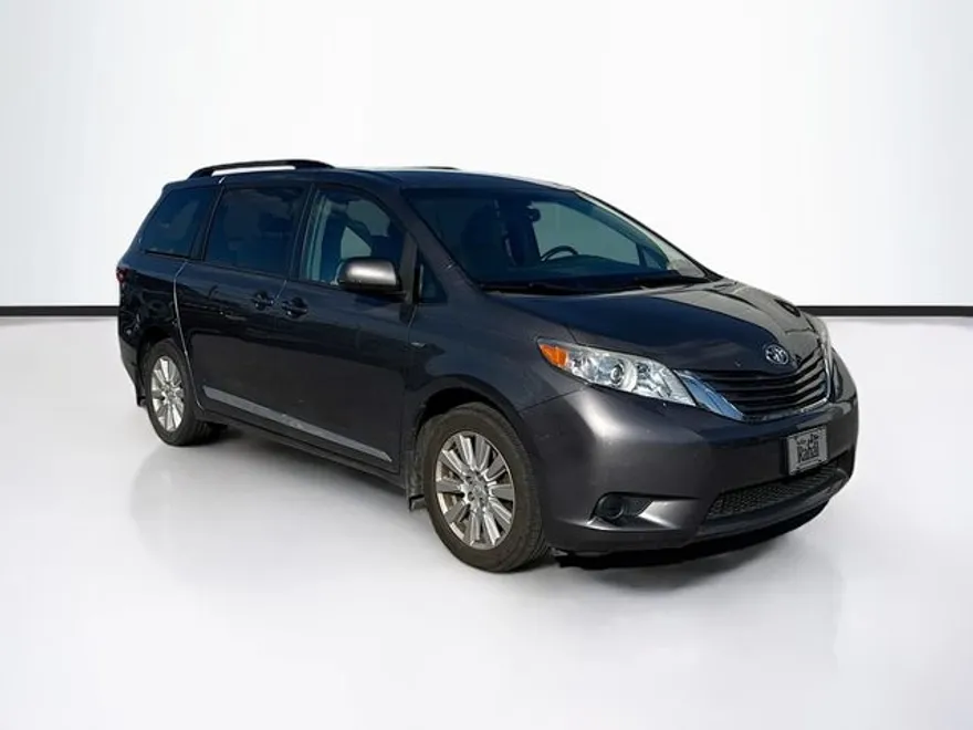 2017 Toyota Sienna LE photo 1