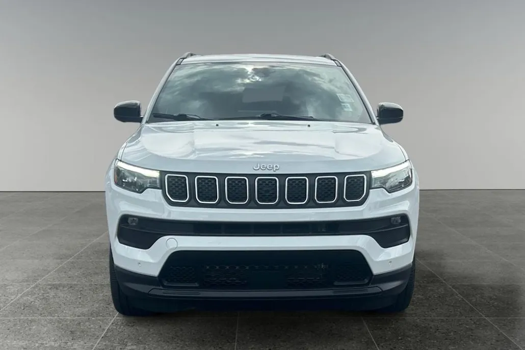 2023 Jeep Compass Latitude Lux photo 1