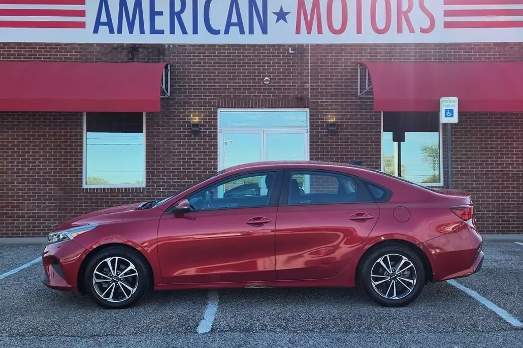 2022 Kia Forte LXS photo 1