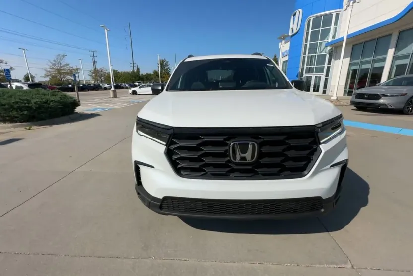 2025 Honda Pilot Sport photo 1